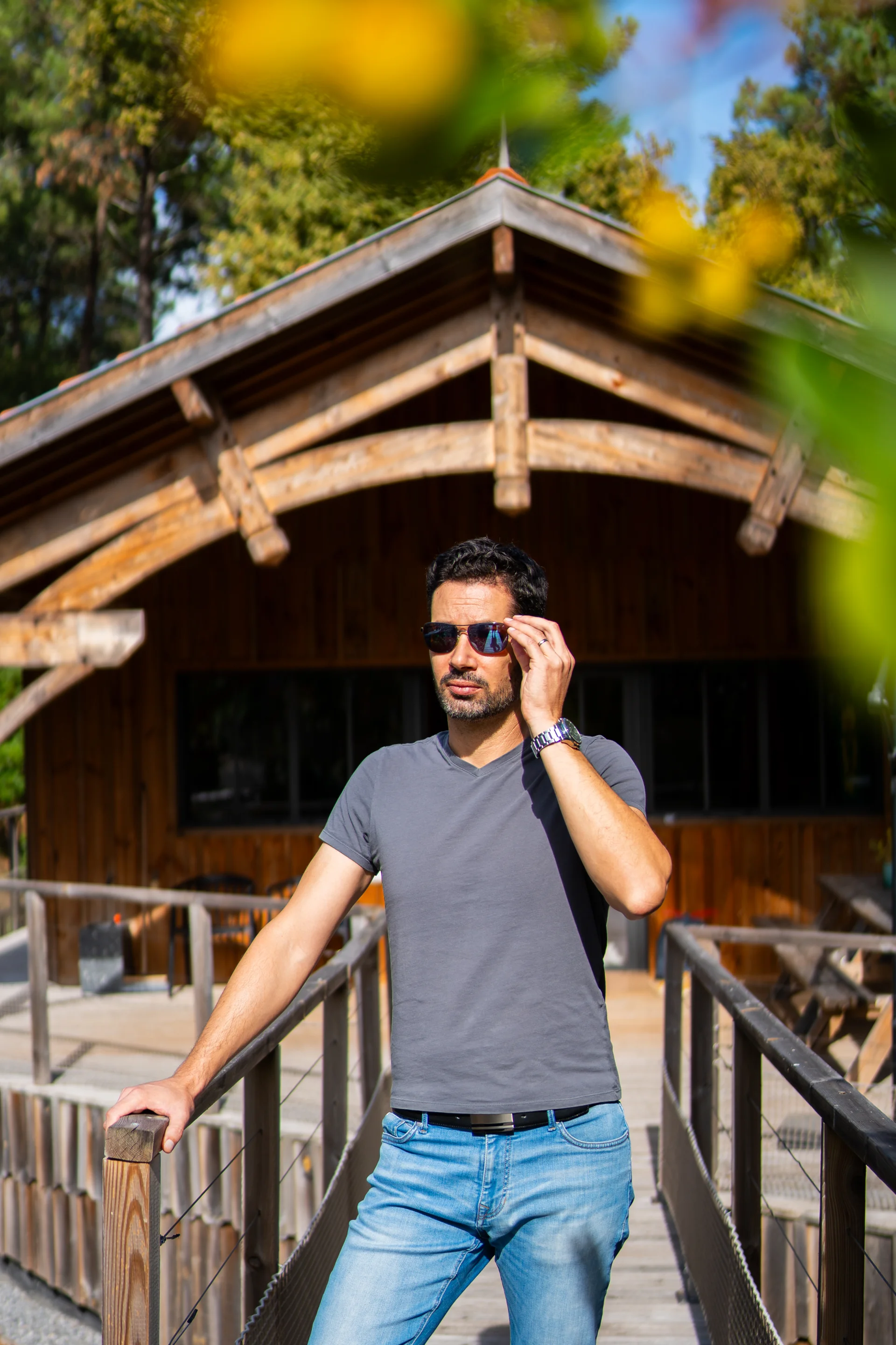 DJ Cantrix sur une passerelle en bois, lunettes à la main