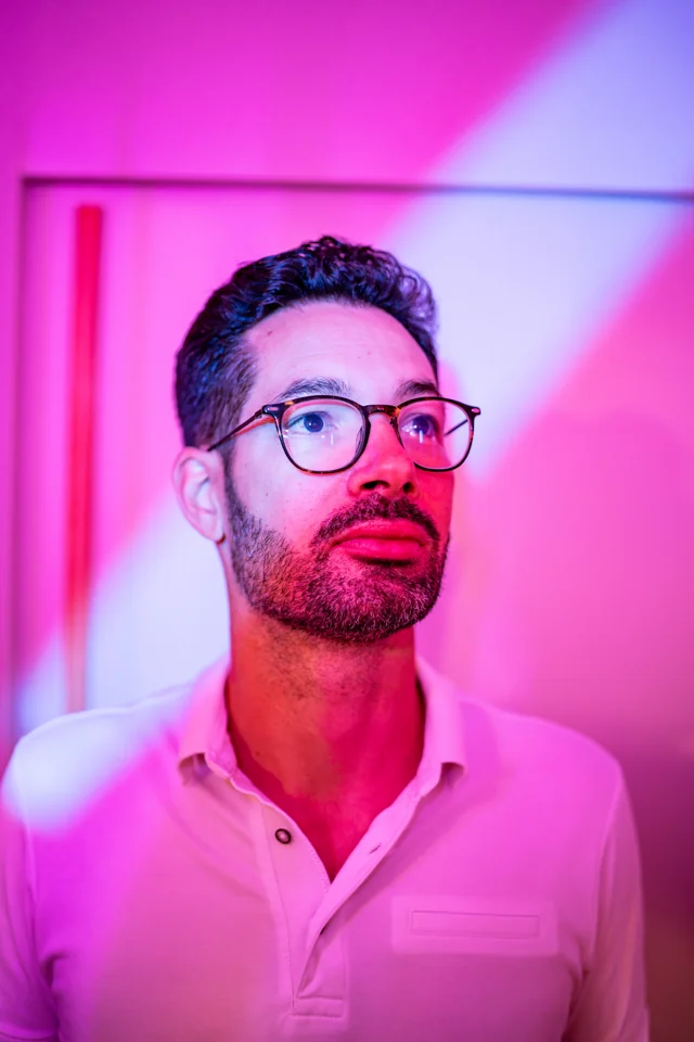 Portrait de Cantrix en lumière violette