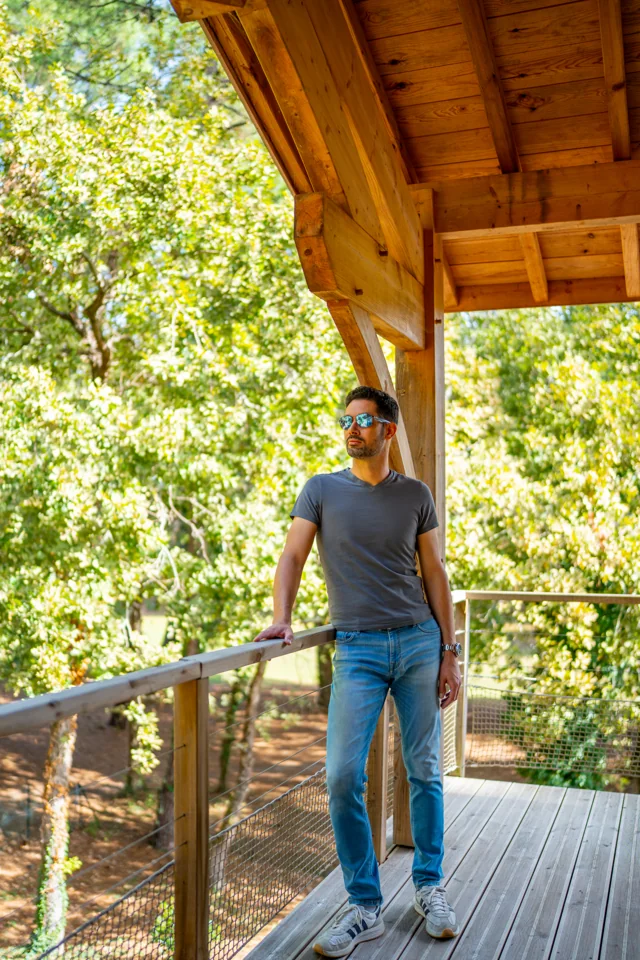 Cantrix sur une passerelle à l’ombre des arbres