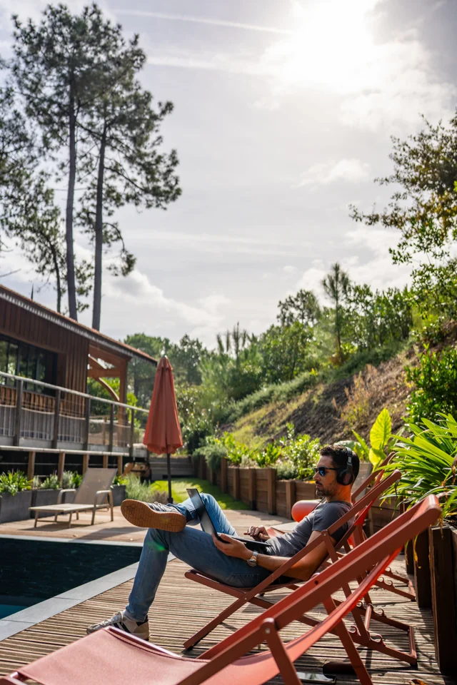 Cantrix écoute de la musique au bord de la piscine