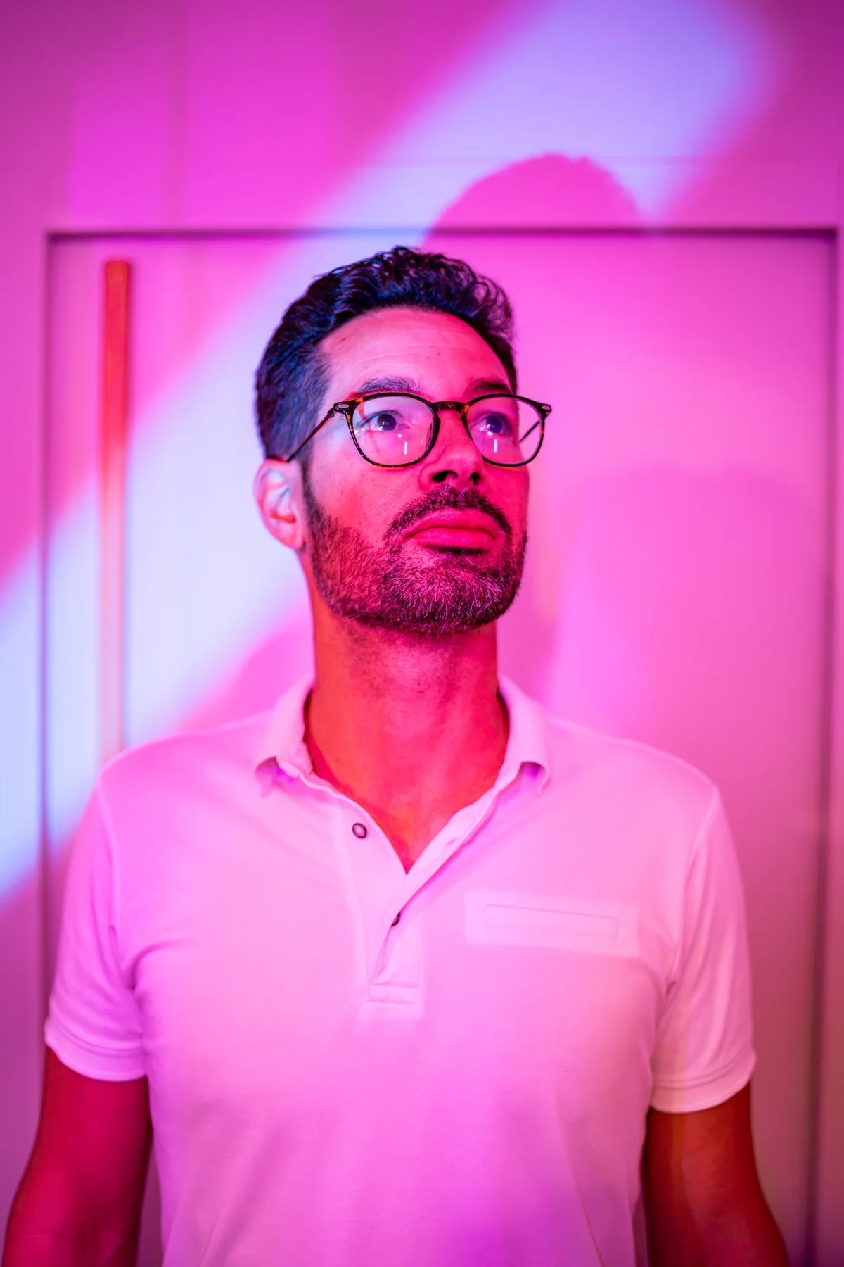 Portrait de DJ Cantrix dans une lumière rose et violette