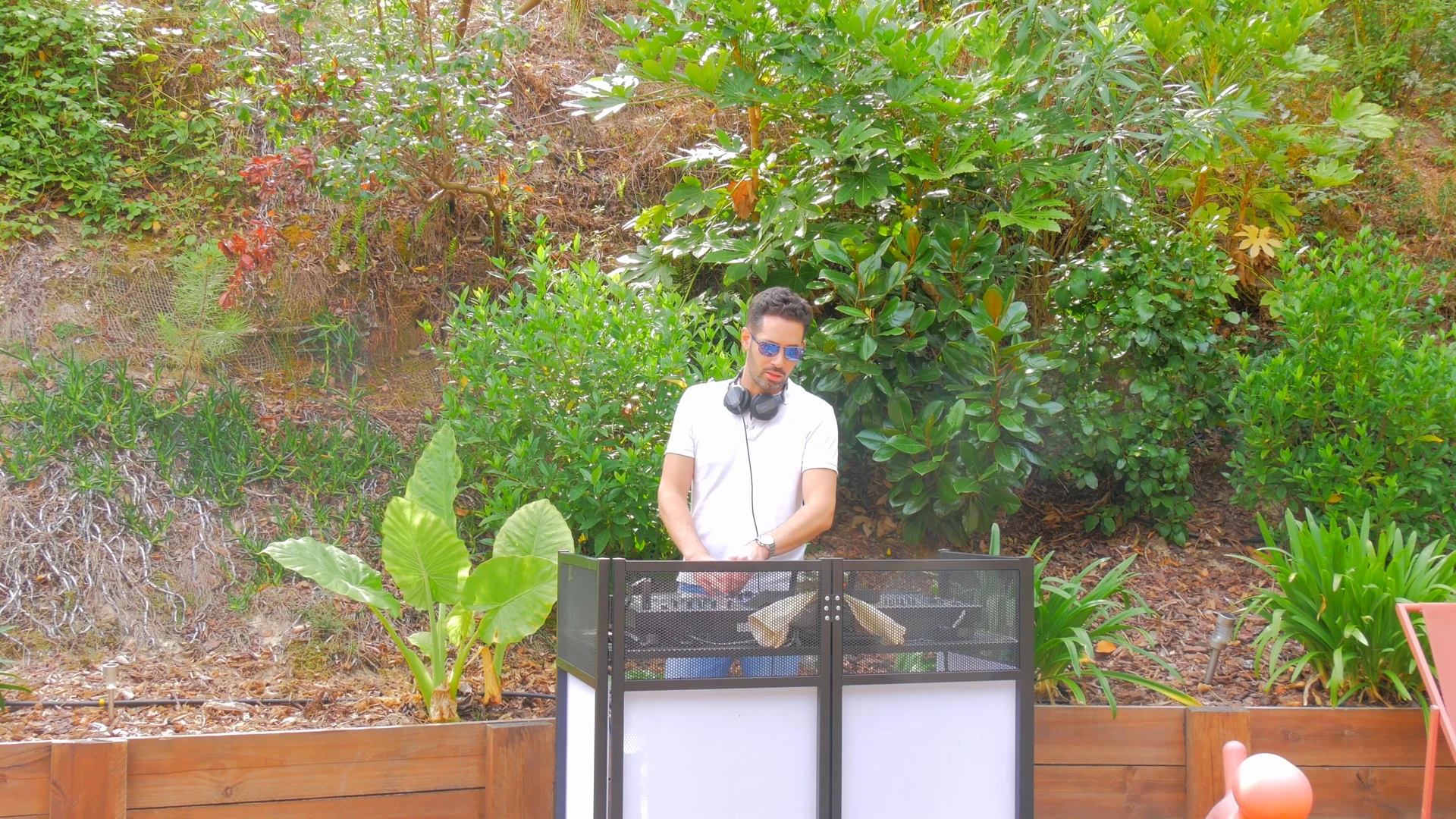 DJ Cantrix à sa régie pendant le set de démonstration